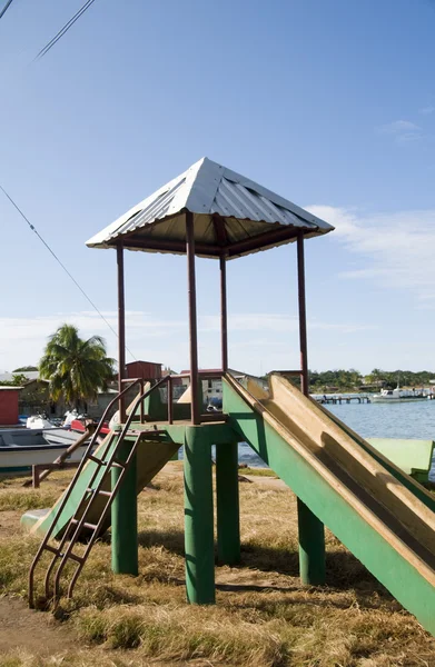 Dziecięcy park slajdów Brig Bay Corn Island — Zdjęcie stockowe