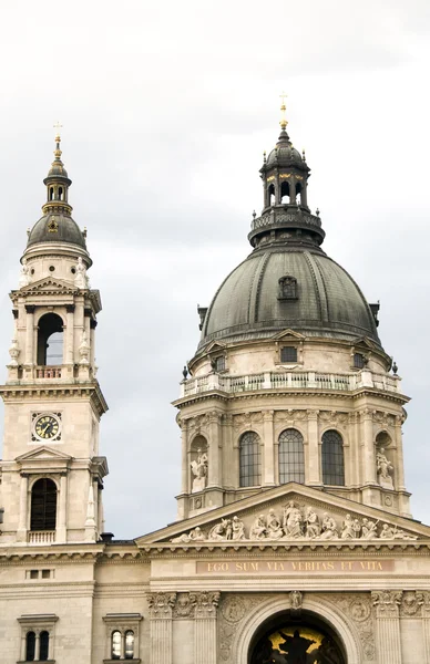 Cupole torri Basilica di Santo Stefano Cattedrale Budapest Ungheria — Foto Stock