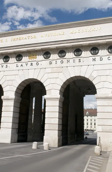 Triumfální oblouk uere burgtor nebo heldentor heldenplatz kroužky — Stock fotografie