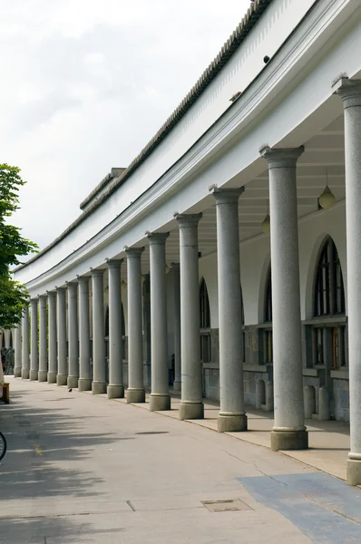 Ljubljanica river's edge colonnade marketplace column — Stock Photo, Image
