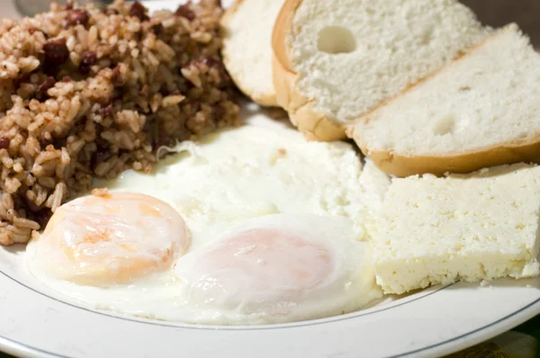 Desayuno con huevos fritos estilo nicaragüense con arroz y frijol —  Fotos de Stock