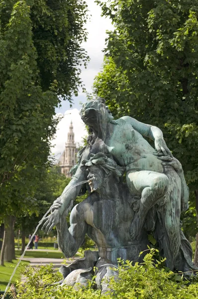Фонтанная скульптура в парке, Вена, Австрия — стоковое фото