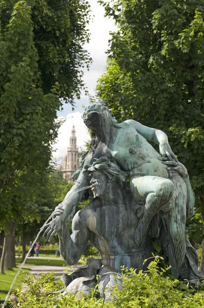 Scultura fontana nel parco, Vienna, Austria — Foto Stock