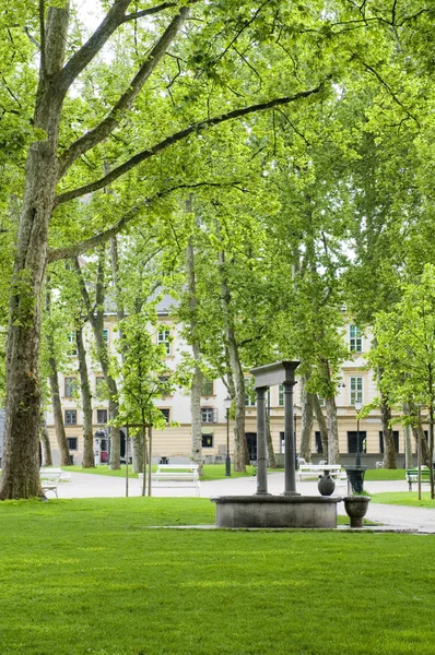 Piazza dei Congressi giardino all'aperto parco fontana statua Lubiana — Foto Stock