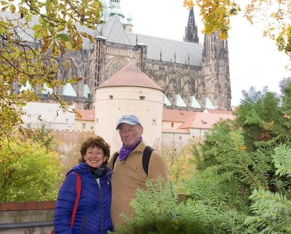 Turistické pár hrad okres Praha — Stock fotografie