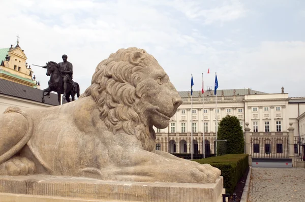 Palais présidentiel avec des statues de lion Varsovie — Photo