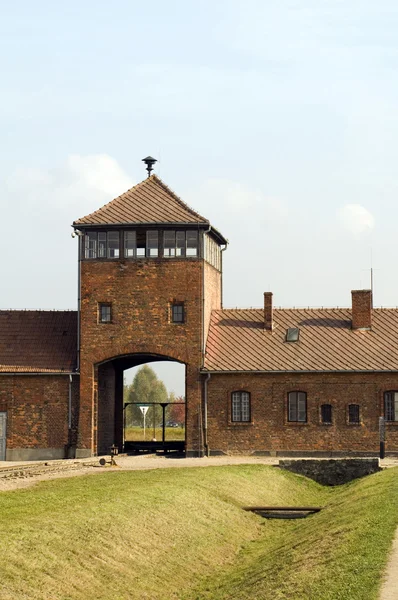 Pociąg wejścia bramy budynek birkenau — Zdjęcie stockowe