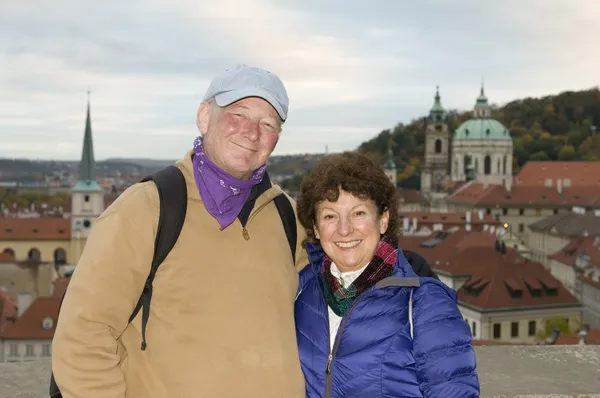 Casal de turistas sênior em Praga — Fotografia de Stock