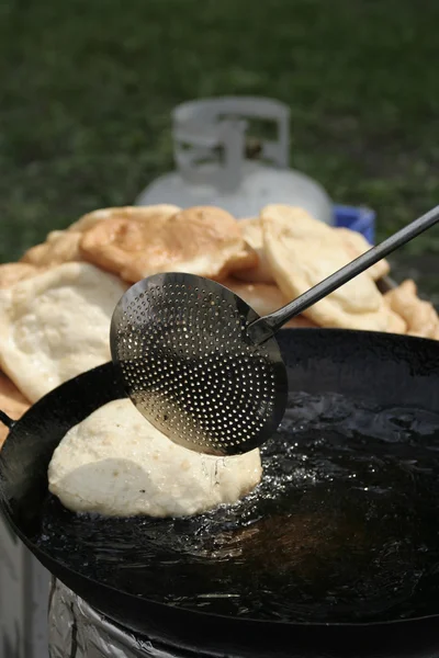 Fritando pão indiano — Fotografia de Stock