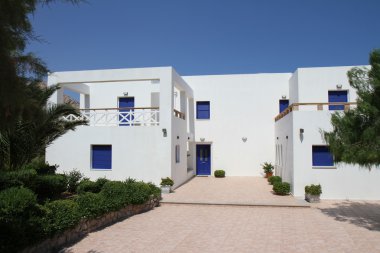 beyaz mavi kapı ve pencereler ile bina