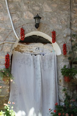 domates kurutma için dışarıda astı