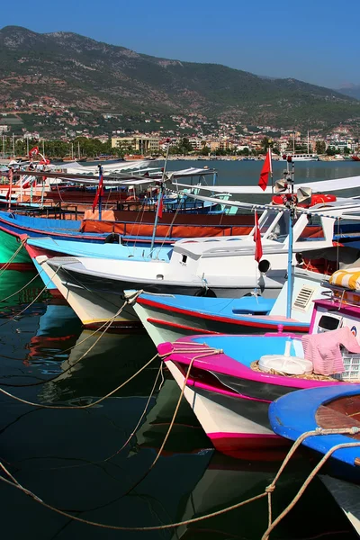 Barcos de madeira coloridos de Alanya — Fotografia de Stock