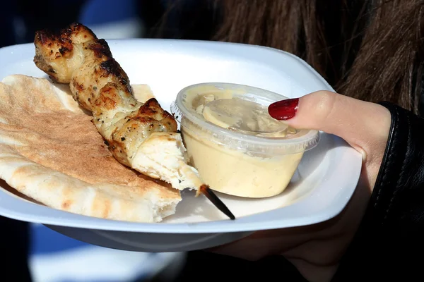 Girl Holding a Chicken Kebab Plate — Stock Photo, Image