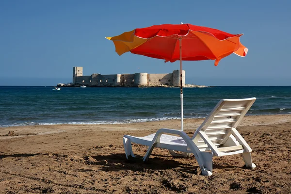 Pihenjen a kizkalesi maiden castle beach — Stock Fotó