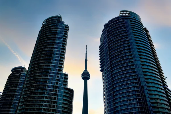 Cn-Turm zwischen zwei Eigentumswohnungen — Stockfoto