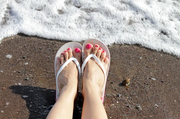 Woman Feet with flip flops on the Beach — Stock Photo, Image