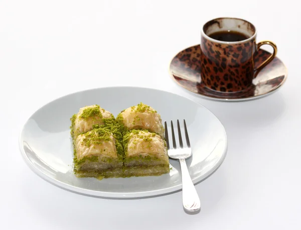 Antep fıstığı ve Türk kahve üzerine beyaz izole baklava