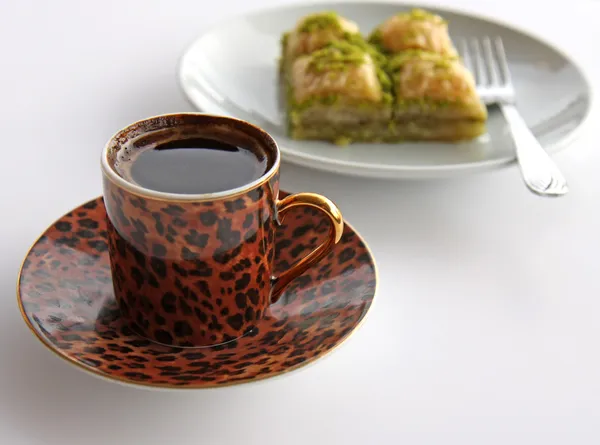 Een kopje Turkse koffie en baklava met pimpernoten (pistaches) — Stockfoto