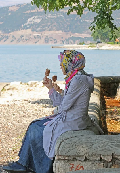 Muslim Girls with Ice Cream Bars — Stock Photo, Image