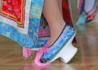 Geleneksel Çince yüksek topuk dans ayakkabıları