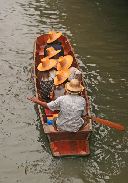 ダムヌンサドゥアック水上マーケット タイでボートに乗る — ストック写真