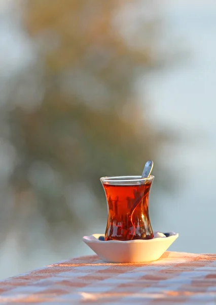 Un bicchiere di tè turco caldo — Foto Stock