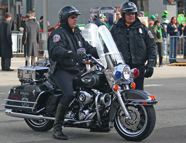 INDIANAPOLIS,INDIANA-MARCH 16:Indianapolis Metropolitan Police with Motorcycles are getting ready for the Annual St Patrick's Day Parade.March 16,2007 in Indianapolis,Indiana,USA. — Stock Photo, Image