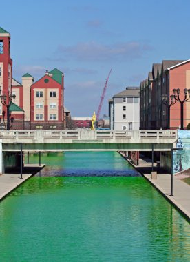 Downtown Indianapolis kanal St Patrick's Day için yeşil boyalı
