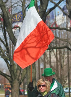 Indianapolis, Indiana-Mart 16-st patrick's day.march, İrlanda bayrağı ile 16,2007 içinde Indianapolis, ın yürüme..