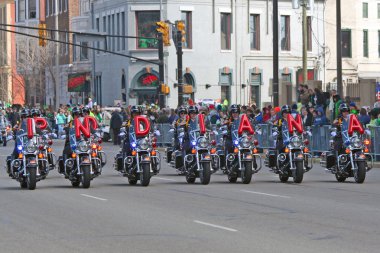 Indianapolis Metropolitan Polis motosiklet talim ekibi St Patrick'ın günü geçit töreni