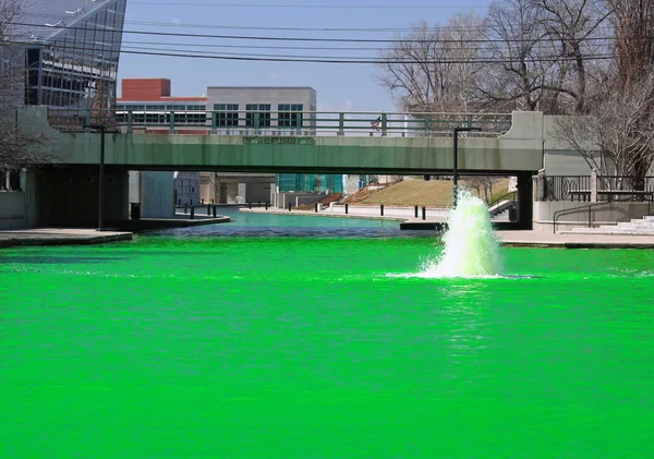 Зелений Dyed каналу вода під West Street Bridge — стокове фото