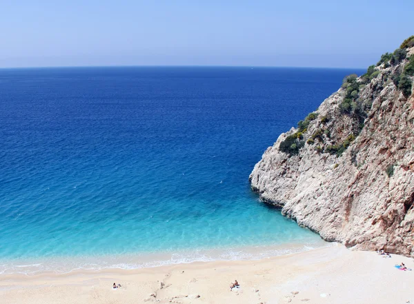 Spiaggia sabbiosa e mare di colore blu — Foto Stock