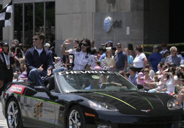 Danica patrick Indy 500 festival geçit töreninde selamlıyor.