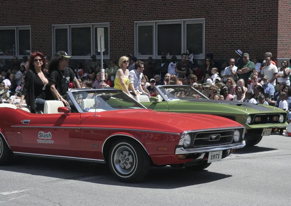 Skała gwiazda ciąć na 1971 Forda Mustanga podczas festiwalu parady indy 500 — Zdjęcie stockowe