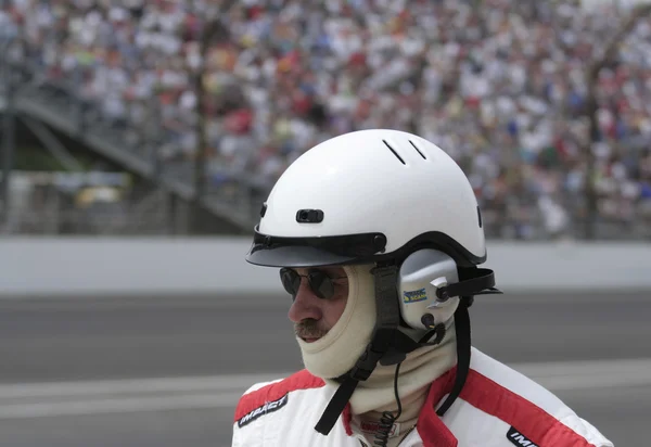Indy 500 Race Pit Membro da tripulação com capacete e fone de ouvido Fotos De Bancos De Imagens