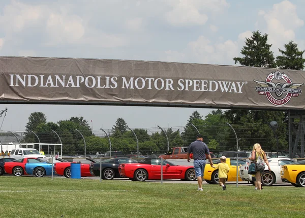 Corbetas coloridas en línea en el estacionamiento de Indianápolis Motor Speedway — Foto de Stock