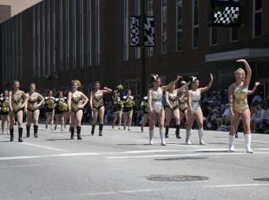 Purdue Üniversitesi cheerleaders şehir merkezinin de 500 festival geçit töreninde Indy