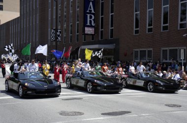 Indy 500 sürücüleri bernaldi, camara ve moraes 500 festival geçit töreninde hayranlarını selamlıyor