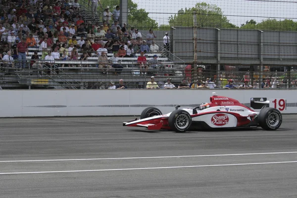 Indianapolis, in - 25 mei: indy automobilist mario moraes wordt uitgevoerd in de indy 500 race 25 mei 2008 in indianapolis, in — Stockfoto