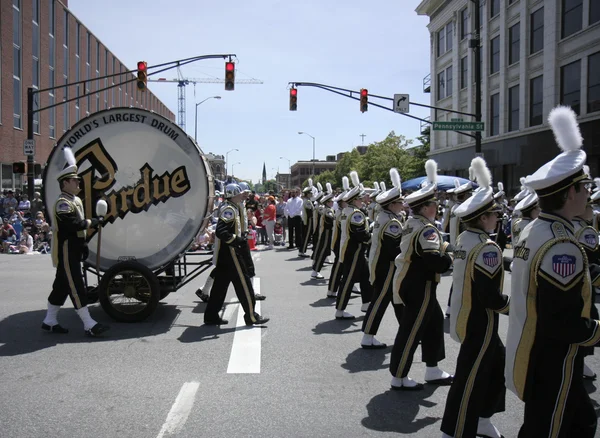 Purdue University Marching Band mit weltgrößter Trommel bei 500 Festival-Parade — Stockfoto