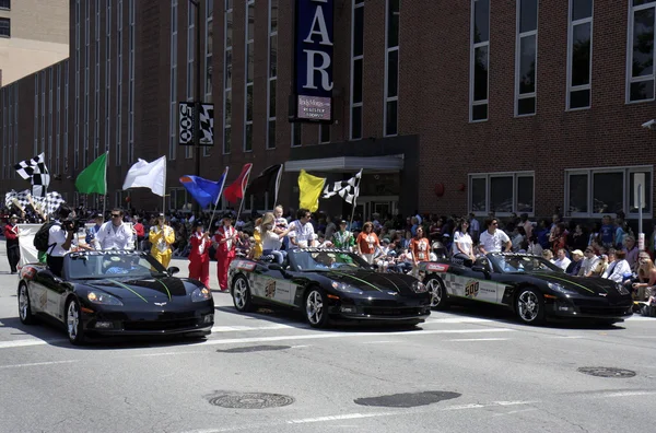 Indy 500 ovladače bernaldi, camara a moraes pozdraví fanoušky na 500 festival parade — Stock fotografie