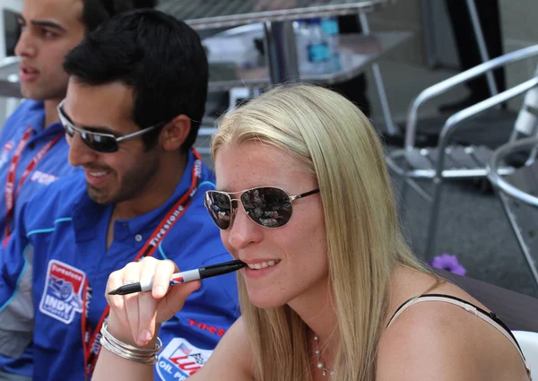 British Driver Pippa Mann signing autographs at the 500 Festival Community Day — Stock Photo, Image
