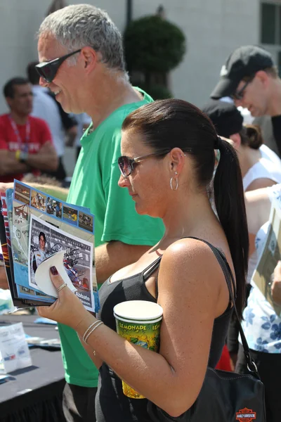 Indy 500 Race Fan esperando en la cola para conseguir un autógrafo en el Festival Community Day —  Fotos de Stock