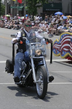 Amerikan Lejyonu biniciler üye ile onun harley sürme mohawk davidson, Indy 500 parade