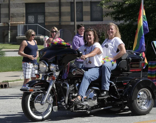 Kvinnliga motorcyklister med regnbågsflaggan på indy pride-paraden — Stockfoto