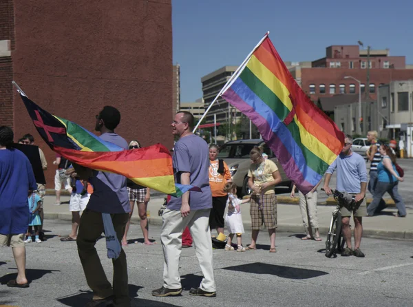 Dois caras andando com bandeiras de orgulho no Indy Pride — Fotografia de Stock