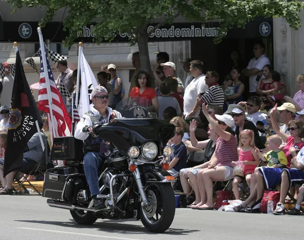 Miembro de American Legion Riders montando su motocicleta con banderas en Indy 500 Parade — Foto de Stock