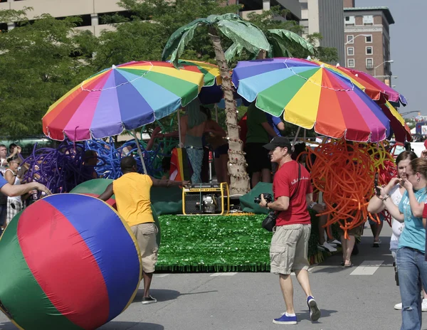 Farbenfrohe Wagen der Indy Pride Parade — Stockfoto