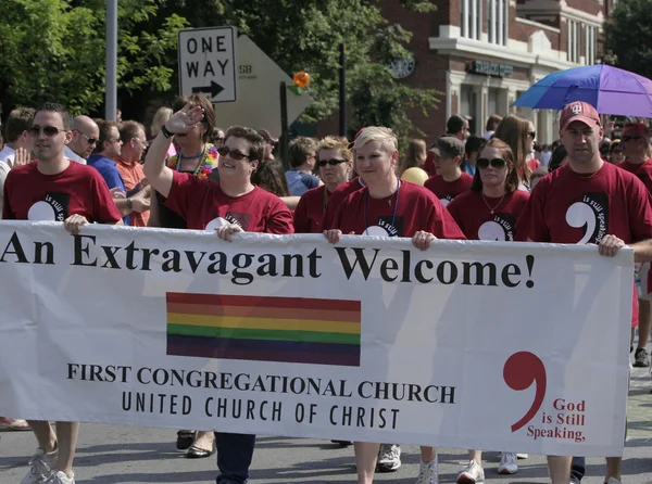 Primeros miembros de la Iglesia Congregacional caminando en Indy Pride — Foto de Stock