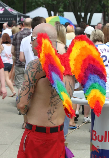 Cara com asas de anjo arco-íris no Indy Pride Fotos De Bancos De Imagens